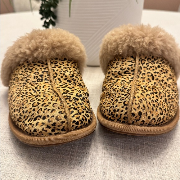 Leopard Print Fuzzy Slippers - Picture 1 of 2